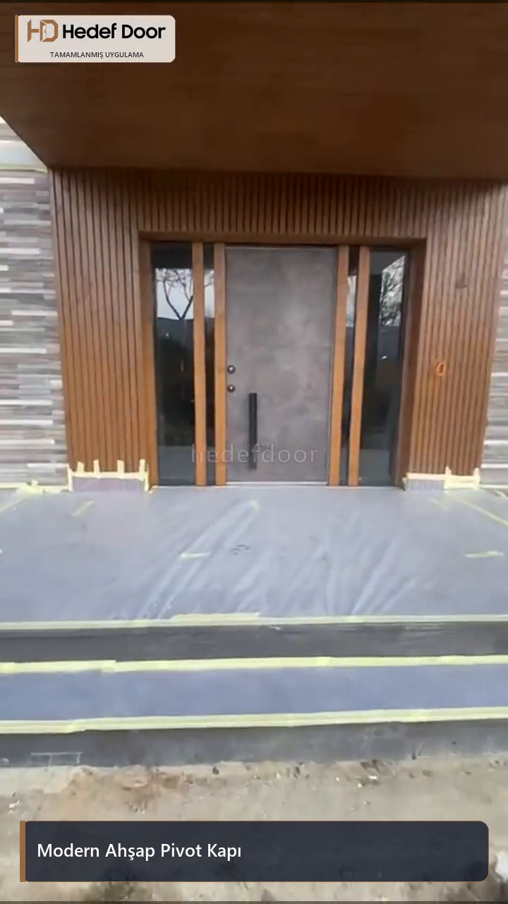 Modern Ahşap Pivot Kapı gerçek uygulama videosundan kare