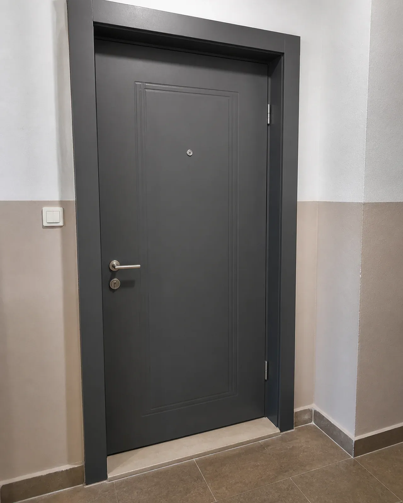 Hedef Door HD-CK015 antrasit yalın çelik kapı uygulama görünümü