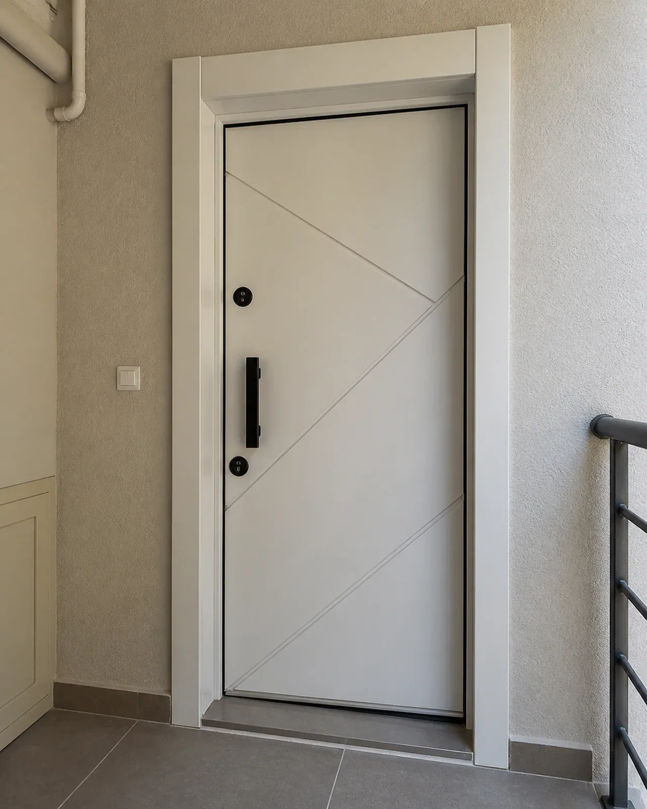 Hedef Door HD-CK021 beyaz geometrik çizgili çelik kapı uygulama görünümü
