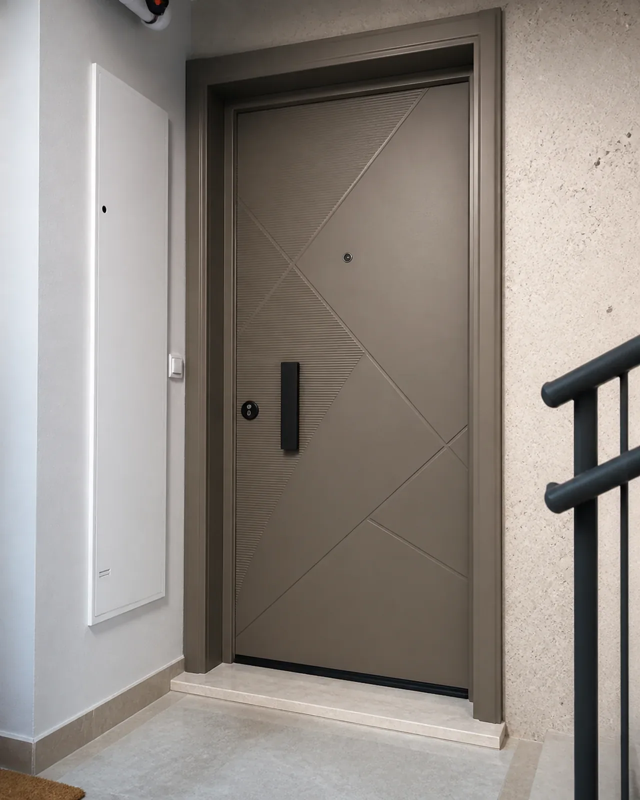Hedef Door HD-CK029 gri geometrik çizgili çelik kapı uygulama görünümü
