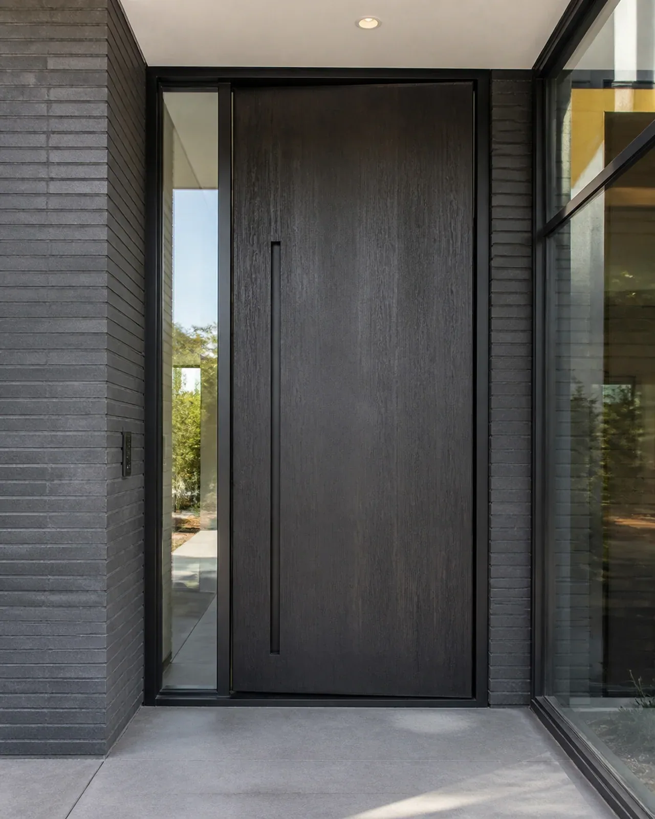 Hedef Door HD-PV015 füme ahşap dokulu cam yanlıklı pivot kapı uygulama görünümü